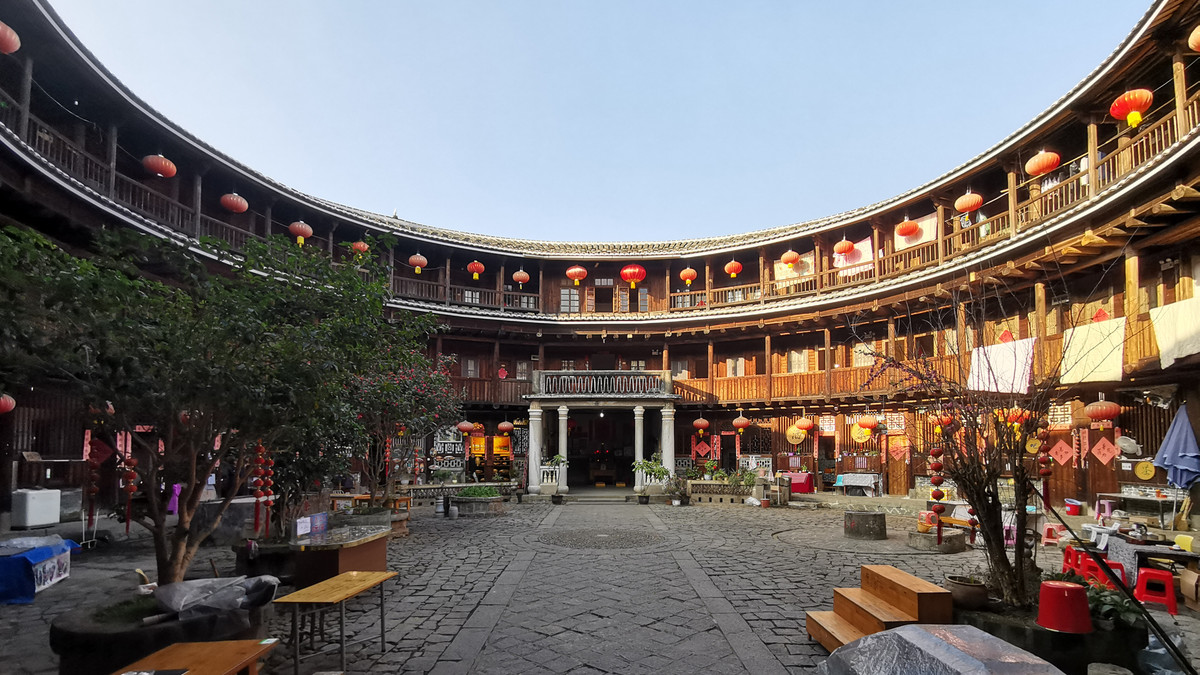 Ở giữa Thổ Lâu là một sân trời có giếng nước gọi là sân chính, cũng là nơi thờ cúng tổ tiên và tổ chức các hoạt động cộng đồng. Theo Chinaculturetour/Silverkris.