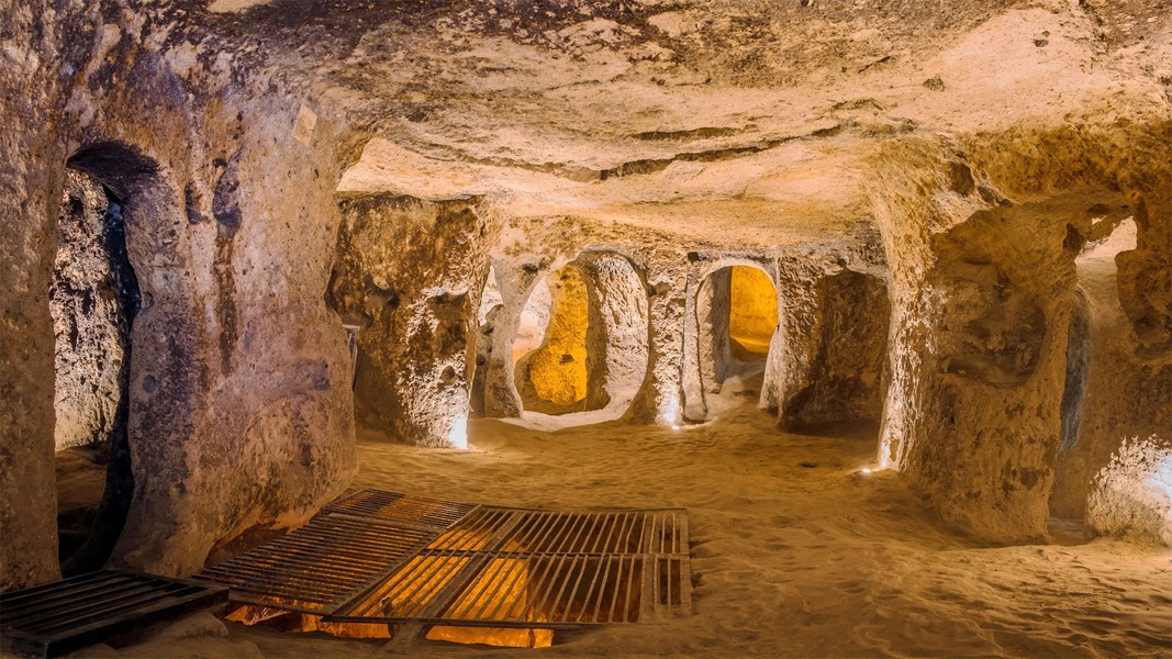 Thành phố được sử dụng với mục ban đầu là nơi cất giữ đồ đạc, sau đó trở thành nơi con người ẩn náu khỏi các cuộc xâm lược