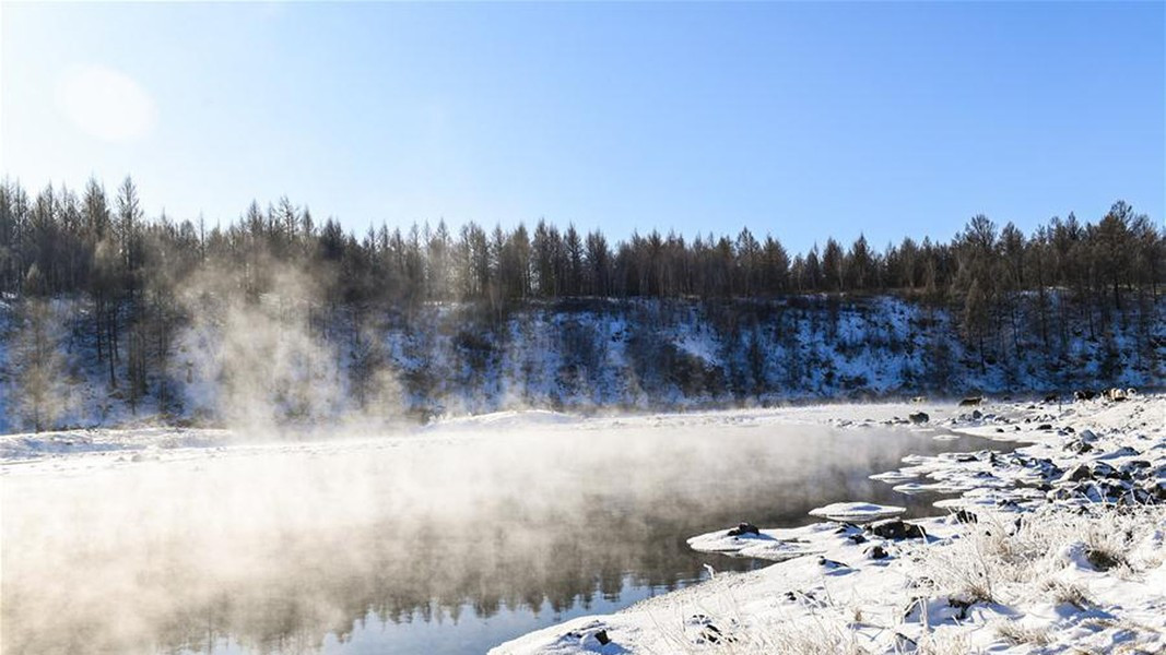 Nhờ đó, dòng sông không bao giờ ngừng chảy. Không những thế, hơi nước còn bốc lên từ mặt con sông này. Theo Chinadaily. * Tiêu đề bài viết đã được biên tập lại