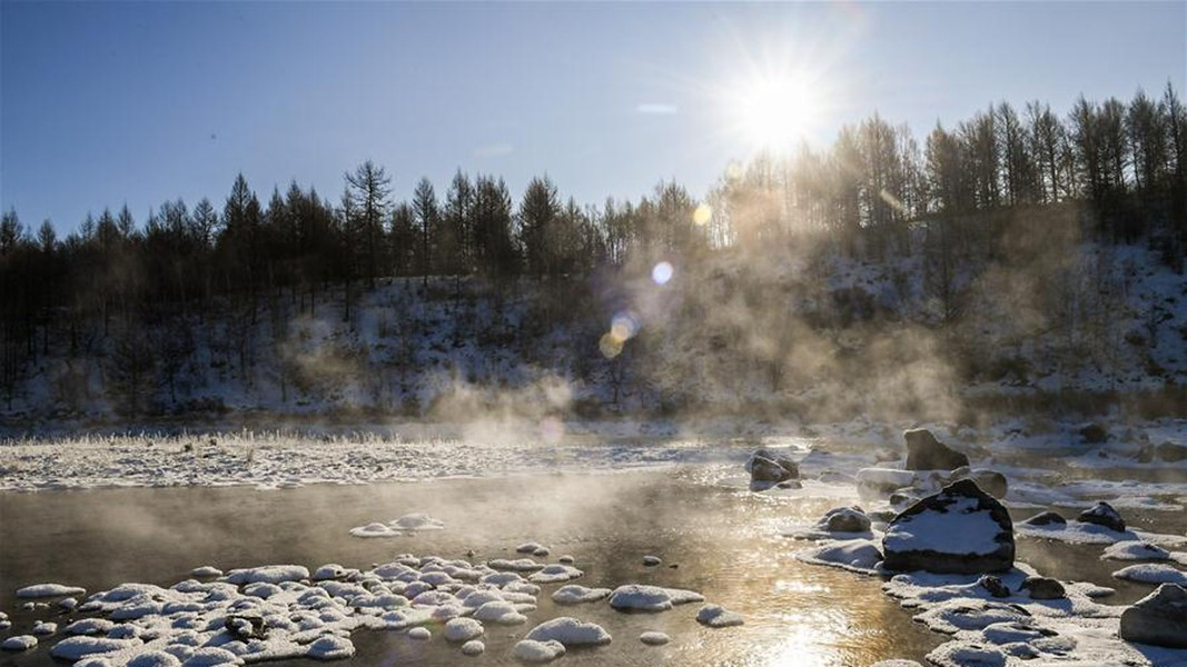 Nhiệt lượng từ dưới lòng sông làm nóng nước phía trên khiến nước sông luôn có nhiệt độ cao hơn mức đóng băng. Theo Chinadaily.