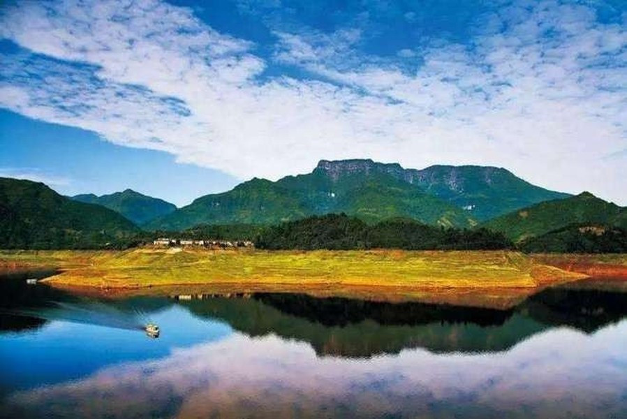 Hồ “Mê Hồn” trên núi Ngõa Ốc thuộc Vùng 30° vĩ độ Bắc là vĩ độ bí ẩn nhất trên thế giới. Sau khi vào vùng đất này, người ta thường bị mất phương hướng, la bàn không thể hoạt động, đồng hồ không chạy, đầu óc quay cuồng chóng mặt. TheoSohu/Vision Time.