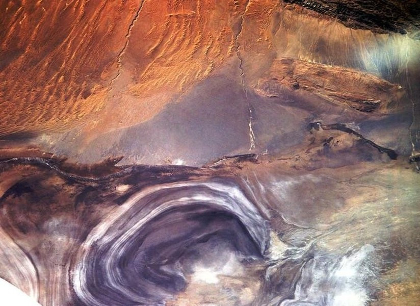 “Hồ tử thần” La Bố Bạc ở Tân Cương là một bộ phận của con đường tơ lụa và là nơi tọa lạc của thành cổ Lâu Lan, nhưng vì rất nhiều lý do mà ngày nay khu vực này chỉ còn là một vùng xác muối. Rất nhiều chuyện kỳ ảo không thể lý giải đã xảy ra ở đây. TheoSohu/Vision Time.