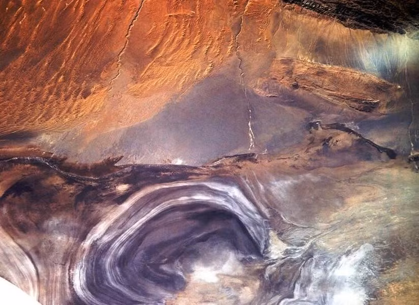 “Hồ tử thần” La Bố Bạc ở Tân Cương là một bộ phận của con đường tơ lụa và là nơi tọa lạc của thành cổ Lâu Lan, nhưng vì rất nhiều lý do mà ngày nay khu vực này chỉ còn là một vùng xác muối. Rất nhiều chuyện kỳ ảo không thể lý giải đã xảy ra ở đây. TheoSohu/Vision Time.