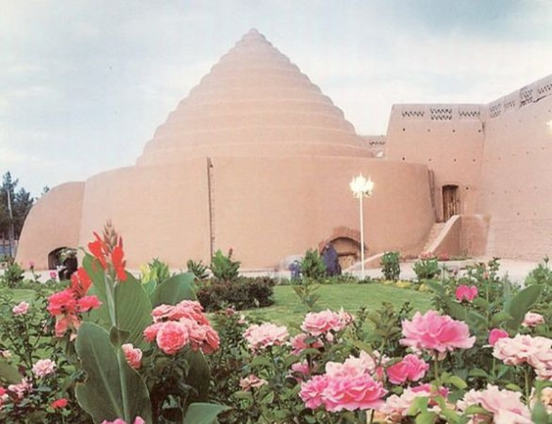 Nhiều công trình này vẫn còn tồn tại đến ngày nay. Chúng có thể được tìm thấy ở Meybod, Yazd và Kerman ở Iran.