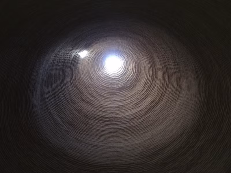 Một số có lỗ ở gần đáy, để giữ không khí lạnh đi xuống khu vực dưới lòng đất rộng lớn, nơi đá được làm ra và bảo quản. Các lỗ gần đỉnh tháp cho khí nóng thoát ra.