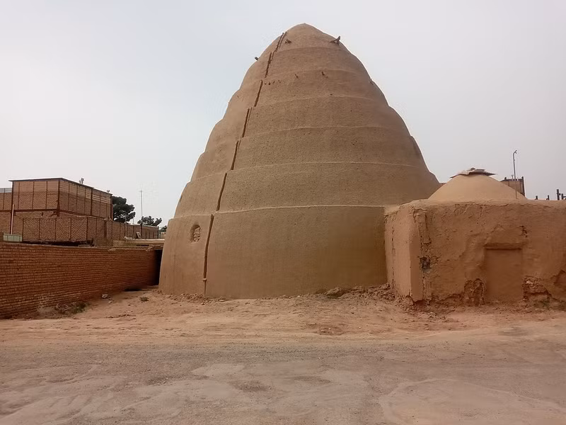 Ở Trung Đông - một trong những cái nôi của nền văn minh và văn hóa nhân loại. Ở nơi đây, vào khoảng thế kỷ 4 trước CN, người Ba Tư cổ đại đã nghĩ ra một thứ gọi là Yakhchal.