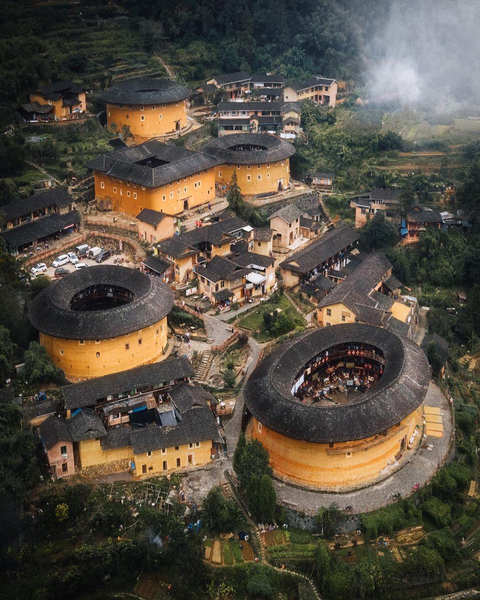 Thổ lâu là nhà ở của người Khách Gia trong những thung lũng xa xôi tại vùng núi Mân Tây, tỉnh Phúc Kiến. Hơn 20.000 thổ lâu ở đây được coi là "hóa thạch sống" của kiến trúc xây dựng cổ Trung Quốc. Những ngôi nhà này thường có hình khối tròn, vuông và oval. Mỗi thổ lâu có thể xem như ngôi làng nhỏ hay "tiểu vương quốc" của một đại gia đình. Thổ lâu lớn nhất còn lại đến ngày nay có diện tích hơn 10.000 m2, sức chứa tới 800 người hoặc là nơi sinh hoạt cho 80 gia đình.