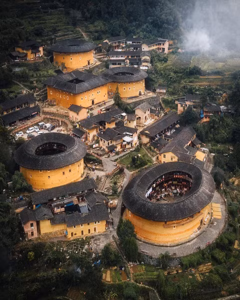 Thổ lâu là nhà ở của người Khách Gia trong những thung lũng xa xôi tại vùng núi Mân Tây, tỉnh Phúc Kiến. Hơn 20.000 thổ lâu ở đây được coi là "hóa thạch sống" của kiến trúc xây dựng cổ Trung Quốc. Những ngôi nhà này thường có hình khối tròn, vuông và oval. Mỗi thổ lâu có thể xem như ngôi làng nhỏ hay "tiểu vương quốc" của một đại gia đình. Thổ lâu lớn nhất còn lại đến ngày nay có diện tích hơn 10.000 m2, sức chứa tới 800 người hoặc là nơi sinh hoạt cho 80 gia đình.