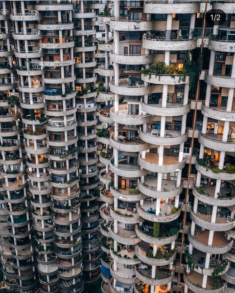 Quý Châu nổi tiếng với những làng quê, hẻm núi và thác nước hùng vĩ, nhưng cũng không thiếu các “khu rừng bê tông” dày đặc. Khu dân cư Long Hi Uyển là ví dụ điển hình với các căn hộ ban công lớn xếp chồng lên nhau trông như mê cung khổng lồ, không lối thoát. Lối kiến trúc cũ độc đáo cùng màu sắc nhộn nhịp đan xen tạo nên ảo ảnh thị giác thú vị cho người xem.