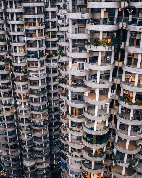 Quý Châu nổi tiếng với những làng quê, hẻm núi và thác nước hùng vĩ, nhưng cũng không thiếu các “khu rừng bê tông” dày đặc. Khu dân cư Long Hi Uyển là ví dụ điển hình với các căn hộ ban công lớn xếp chồng lên nhau trông như mê cung khổng lồ, không lối thoát. Lối kiến trúc cũ độc đáo cùng màu sắc nhộn nhịp đan xen tạo nên ảo ảnh thị giác thú vị cho người xem.