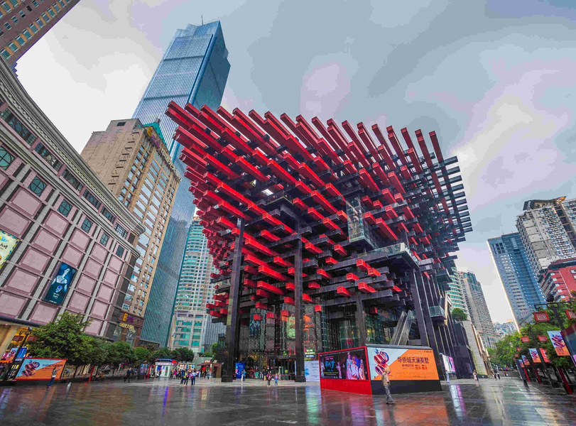 Bảo tàng Nghệ thuật Trùng Khánh và Trung tâm Nghệ thuật Quốc Thái đều nằm trong tòa nhà màu đỏ có thiết kế ấn tượng này. Lấy cảm hứng từ những đôi đũa, tòa nhà là sự pha trộn của phong cách truyền thống và hiện đại. 