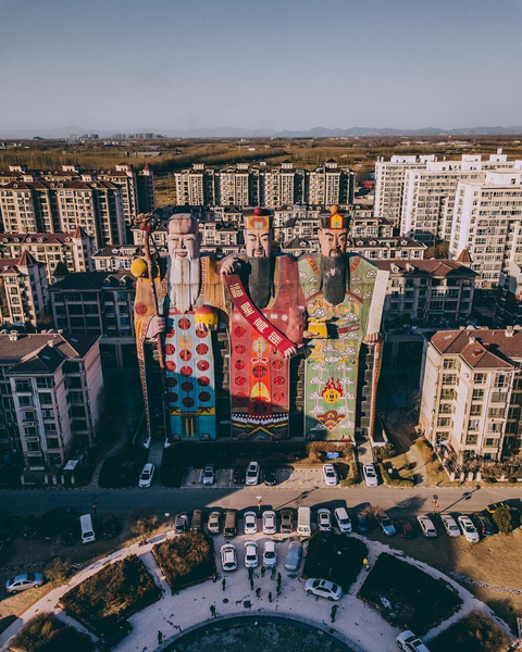 Tọa lạc tại Lang Phường, thành phố Tam Kỳ, tỉnh Hà Bắc, đại khách sạn Thiên Tử nổi bật và khác biệt hoàn toàn với khu vực xung quanh. Sở hữu thiết kế ngoạn mục, hình ảnh 3 ông thần tài Phúc - Lộc - Thọ khổng lồ “đứng sừng sững giữa phố đông” ở mặt tiền tòa nhà gây ấn tượng ngay lập tức với người nhìn. Kỷ lục Guinness thế giới đã ghi nhận khách sạn Thiên Tử là “tòa nhà tượng hình lớn nhất thế giới” (the biggest image building) vào năm 2011.