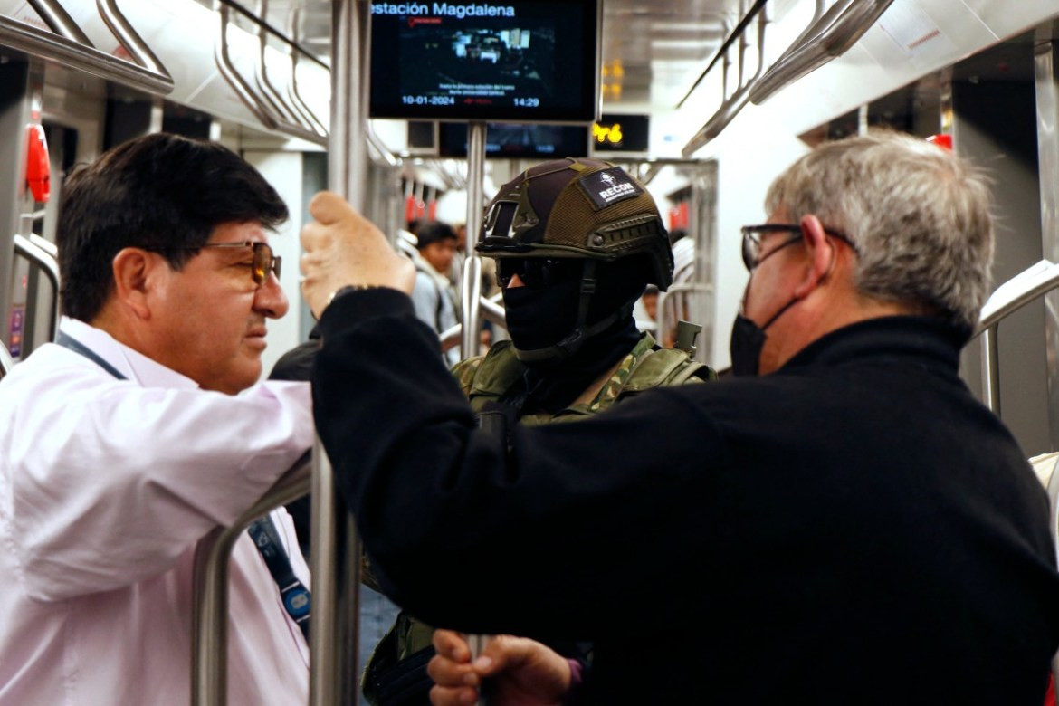 Trước đó, Tổng thống Noboa phải ban bố tình trạng “xung đột vũ trang trong nước” và chỉ thị các lực lượng vũ trang thực thi các chiến dịch quân sự theo luật nhân đạo quốc tế nhằm triệt phá những tổ chức tội phạm xuyên quốc gia hoạt động ở Ecuador.