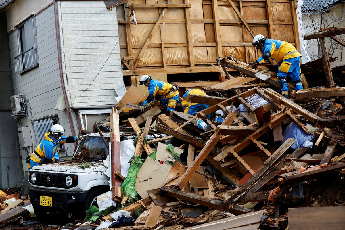 Theo số liệu cập nhật đến sáng 4/1, ít nhất 73 người thiệt mạng do cơn địa chấn vừa qua ở Nhật Bản và con số này dự kiến còn tăng lên.