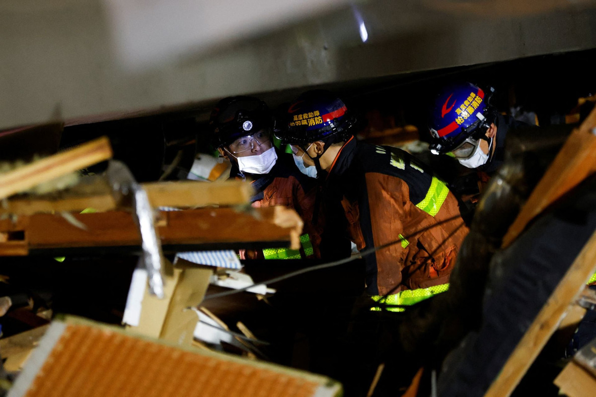 Nhân viên cứu hộ vẫn nỗ lực chạy đua với thời gian để tìm kiếm nạn nhân sống sót trong trận động đất.