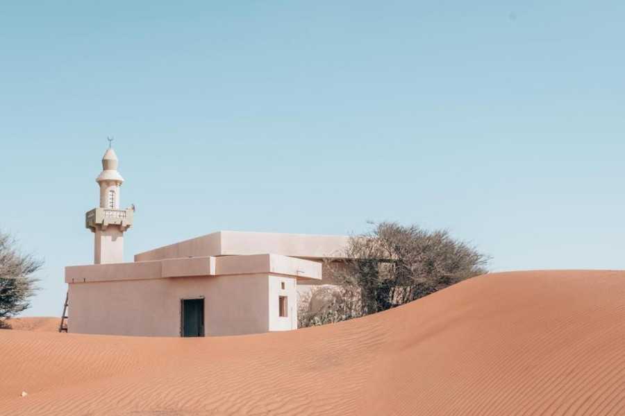 Do tài nguyên bị khai thác quá mức nên môi trường cũng bị hủy hoại nghiêm trọng, dần dần sa mạc và cát xâm chiếm ngôi làng, khiến họ phải rời đi.