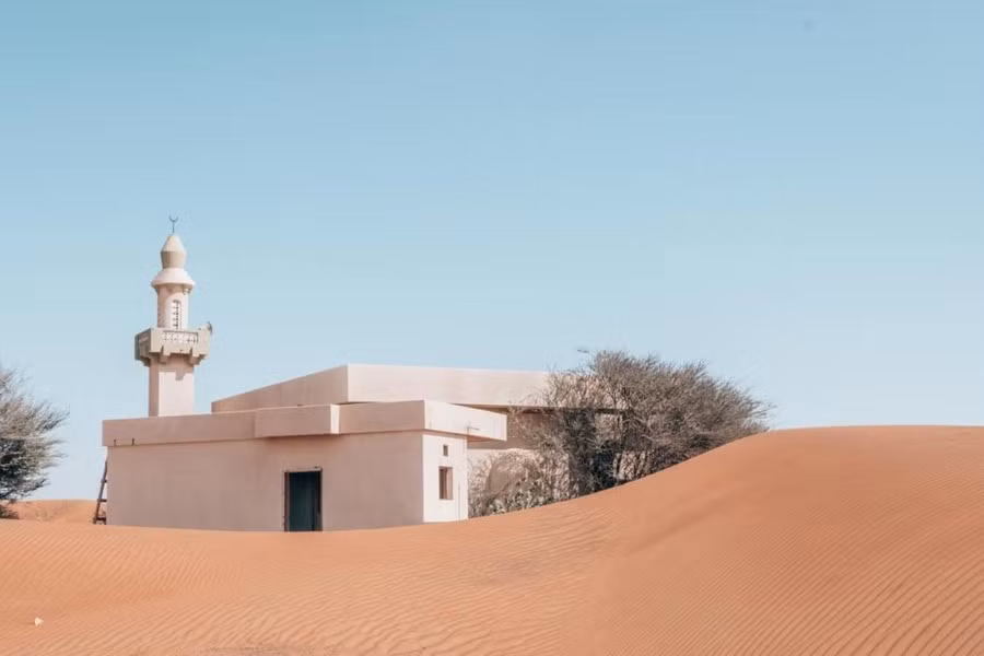 Do tài nguyên bị khai thác quá mức nên môi trường cũng bị hủy hoại nghiêm trọng, dần dần sa mạc và cát xâm chiếm ngôi làng, khiến họ phải rời đi.
