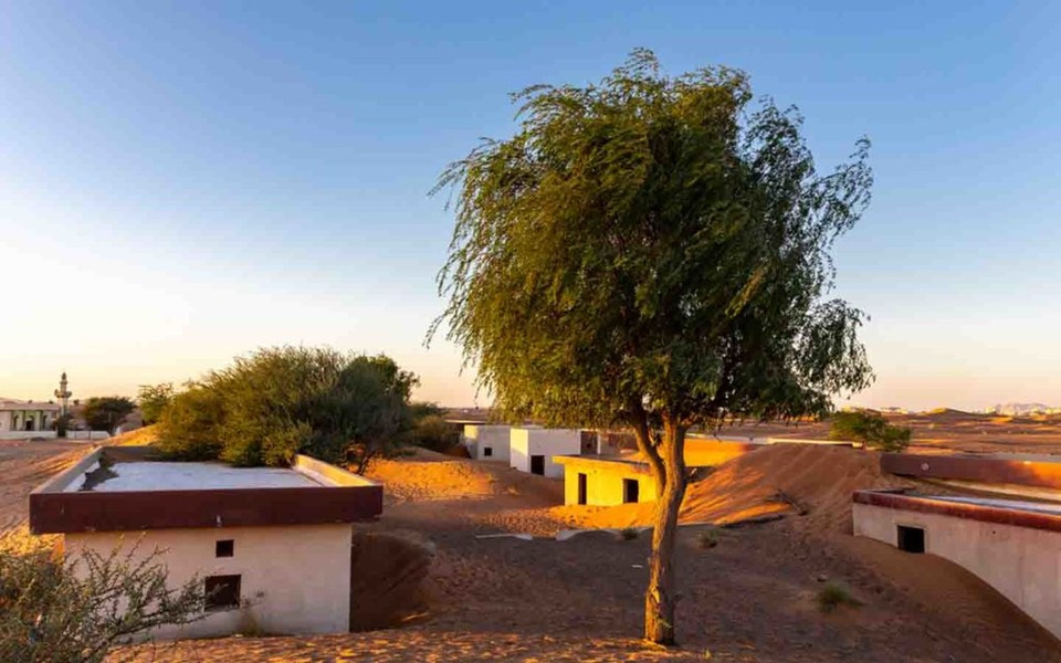 Tuy nhiên, khi hoàng hôn buông xuống, một cảnh tượng huyền bí xuất hiện, ngôi làng như tan biến vào không khí, không để lại bất kỳ dấu vết nào.