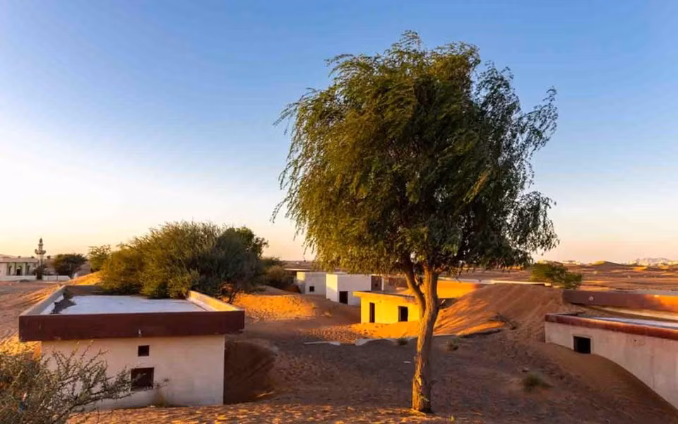 Tuy nhiên, khi hoàng hôn buông xuống, một cảnh tượng huyền bí xuất hiện, ngôi làng như tan biến vào không khí, không để lại bất kỳ dấu vết nào.