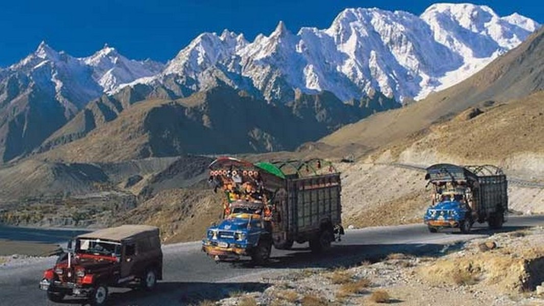 4. Cao tốc Karakoram dài 1.290km là con đường cao nhất thế giới nối Pakistan vơíTân Cương, Trung Quốc, nằm ở độ cao 4.600m so với mực nước biển, rất hiểm trở, chênh vênh, dễ bị ảnh hưởng bởi lũ quét