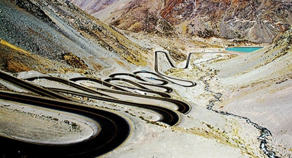 8. Đường Los Caracoles là con đường băng xuyên qua ngọn núi Andres nằm giữa Chile và Argentina. Đường khá hiểm trở chạy ngoằn ngoèo trên một mặt nghiêng dốc đứng với những đoạn cua vô cùng mạo hiểm.