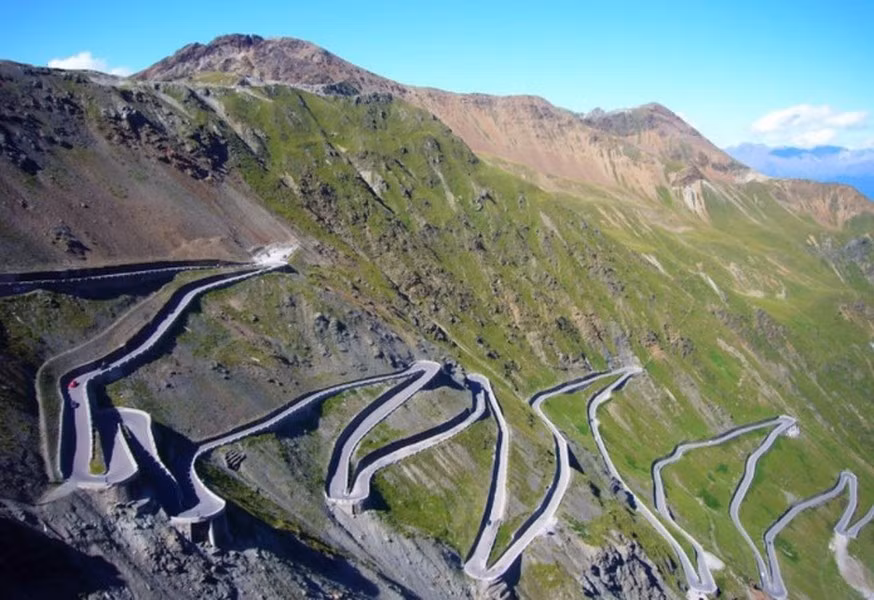 9. Với chiều dài hơn 22 km, nằm trên độ cao 2,758 m, Stelvio là đường đèo cao nhất châu Âu với 48 khúc cua dốc và nguy hiểm, Stelvio còn có mặt trong danh sách những cung đường nguy hiểm nhất thế giới