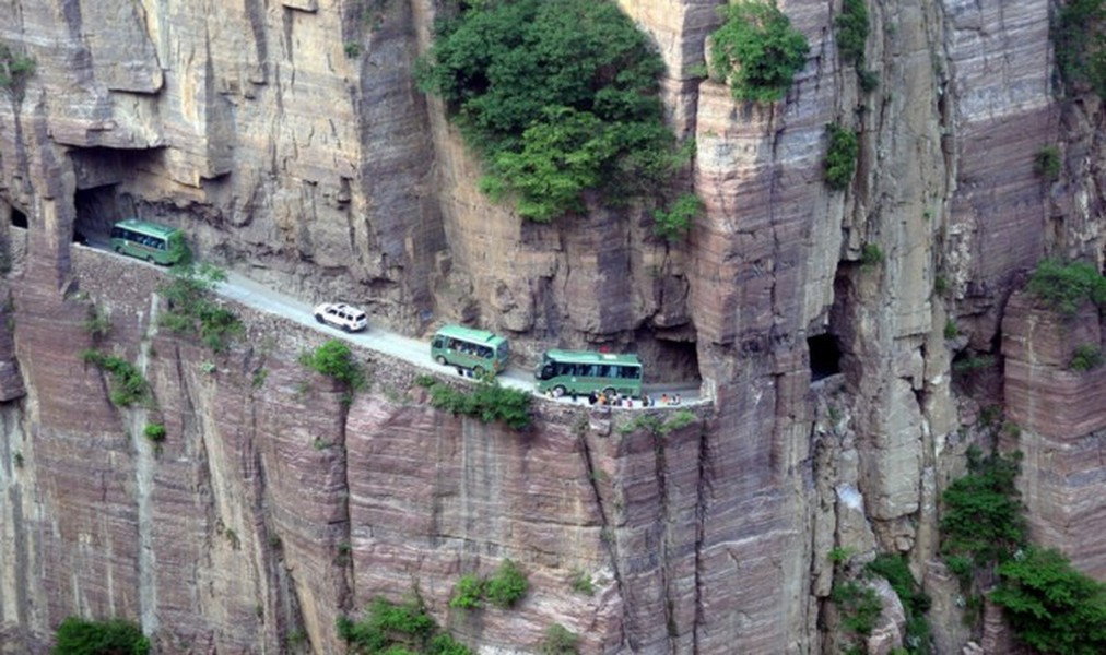 5. Hầm Quách Lượng ở Hà Nam, Trung Quốc được mệnh danh là “Đường không được phạm sai lầm”, do độ dốc lớn, nhiều khúc quanh và chỉ rộng 4m