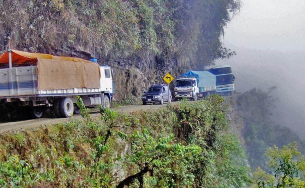 1. Cung đường Bắc Yungas nối La Paz đến Coroico, còn gọi là cung đường Grove, hay như nhiều tài xế vẫn gọi là cung đường Tử Thần, nằm ở phía đông bắc La Paz thuộc vùng Yungas ở Bolivia