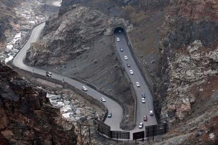 2. Đường Kabul - Jalalabad có chiều dài 153 km, đoạn dọc theo sông Gorge Kabul dài 64 km nằm trong khu vực Taliban kiểm soát. Đoạn đường hai làn xe này chạy dọc theo các vách đá dựng đứng cao tới 600 m