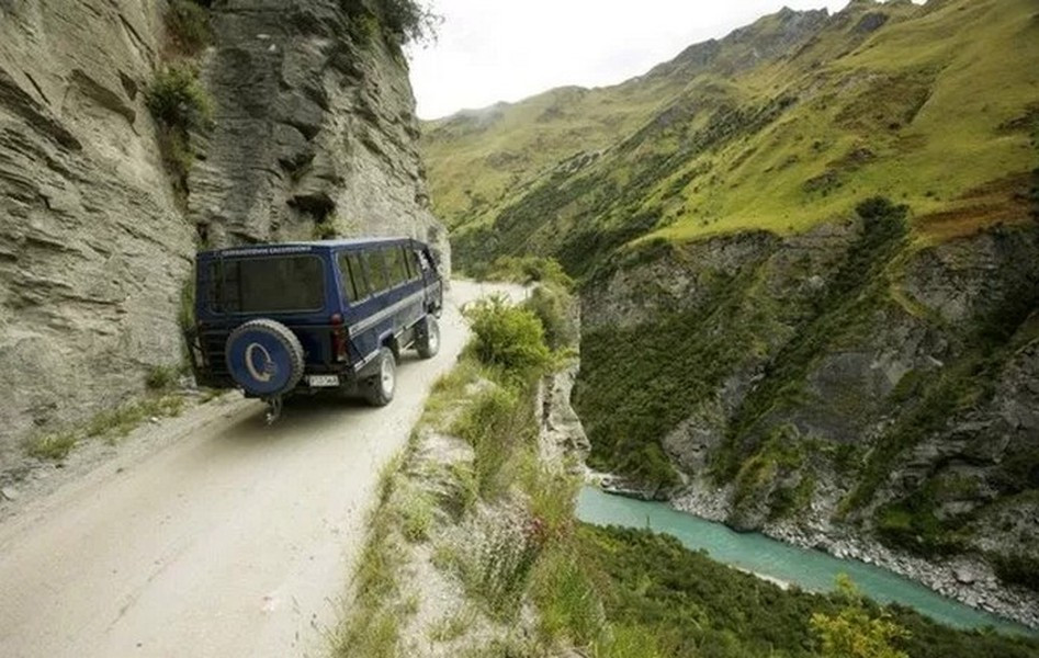 7. Đường Skippers Canyon nằm ở New Zealand, là cung đường nổi tiếng với phong cảnh hùng vĩ, nên thơ, nhưng cũng làm các tay lái thót tim vì sự nguy hiểm của nó