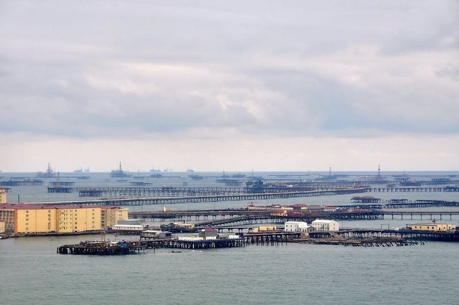 Neft Dashlari trở thành thành phố nổi trên biển đầu tiên của thế giới. Tuy nhiên hiện nay, chỉ còn khoảng 1,000 dân cư sinh sống.