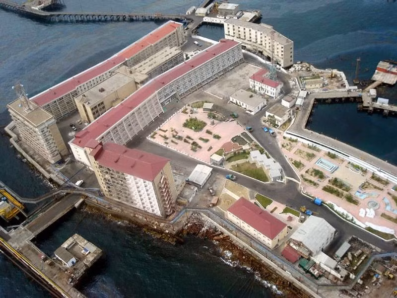 Theo thời gian, khu tổ hợp ngày càng mở rộng với nhiều dàn khoan, đường xá, cầu, bến cảng, nhà ở và thậm chí cả rạp chiếu phim.