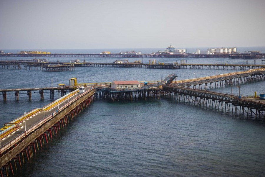 Khoảng 2.000 giàn khoan được thiết lập quanh các giếng dầu tạo nên một mạng lưới chằng chịt, trải rộng trên bán kính 30 km.