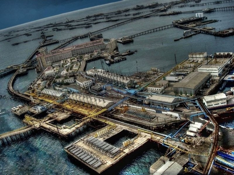 Nền móng của các cột trụ là 7 con tàu cực lớn, trong đó có Zoroaster, tàu chở dầu đầu tiên trên thế giới.