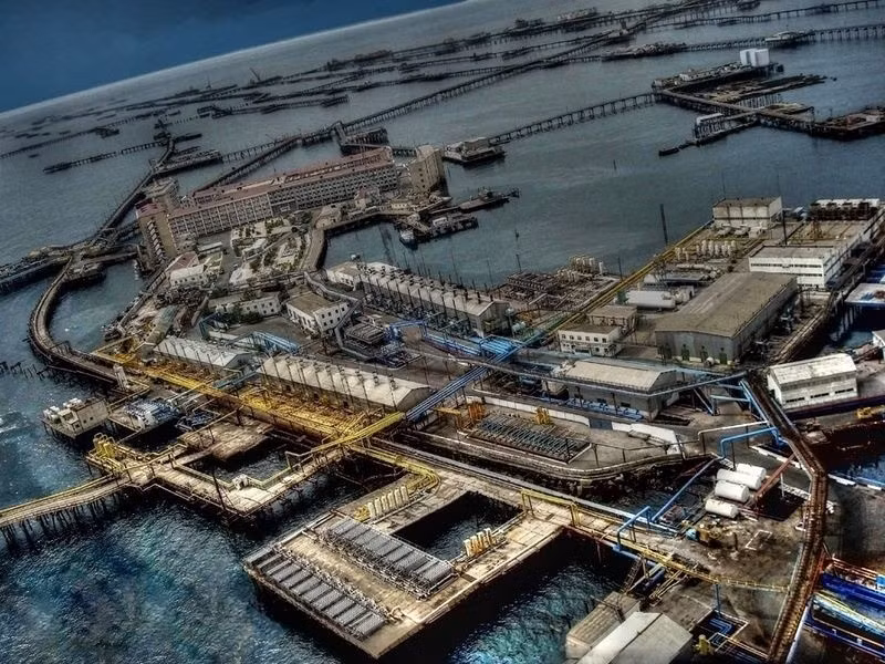 Nền móng của các cột trụ là 7 con tàu cực lớn, trong đó có Zoroaster, tàu chở dầu đầu tiên trên thế giới.