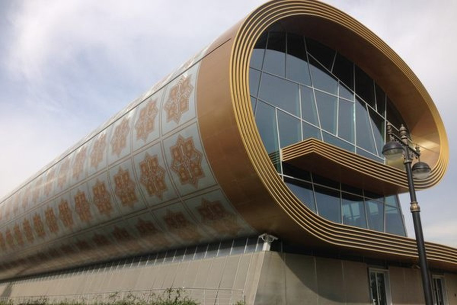 Vào thời điểm hoàng kim, Neft Dashlari có tất cả tiện nghi của một thành phố hiện đại: từ tòa chung cư 8 tầng cho đến rạp chiếu phim 300 chỗ ngồi, nhà tắm công cộng, sân bóng, tiệm bánh, thư viện, cửa hàng giải khát, tiệm giặt là và thậm chí cả một công viên cây xanh trồng trên đất vận chuyển từ đất liền ra biển.