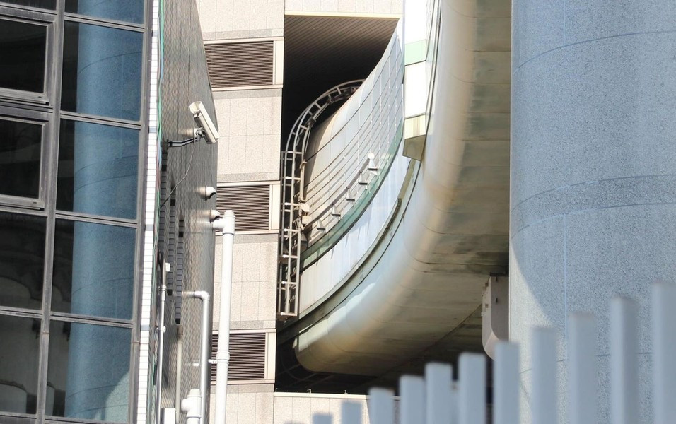 Điều này đảm bảo rằng những người làm việc trong tòa nhà và khu vực lân cận không bị ảnh hưởng bởi hoạt động của đường cao tốc