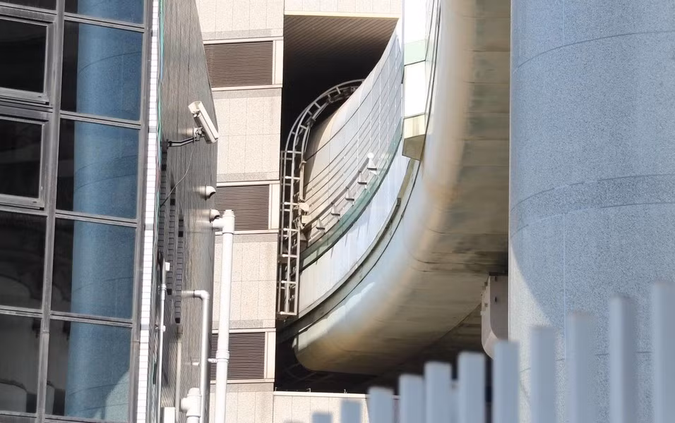 Điều này đảm bảo rằng những người làm việc trong tòa nhà và khu vực lân cận không bị ảnh hưởng bởi hoạt động của đường cao tốc