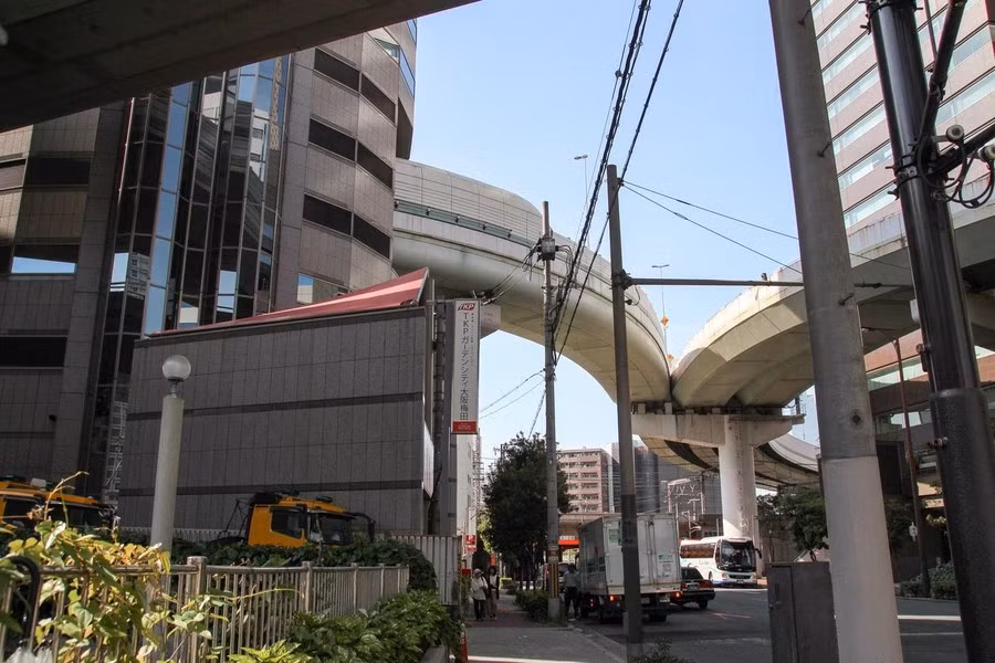 Phần đi qua tầng 5, 6, 7 của tòa nhà đã được bổ sung thêm mái che