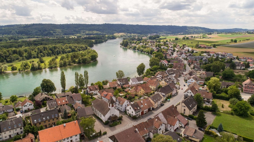 Ở đây, thậm chí còn có hai lực lượng cảnh sát. Một vụ việc xảy ra ở Büsingen có thể bị xét xử tại tòa án Đức hoặc tòa án Thụy Sĩ, tùy thuộc vào việc cảnh sát nước nào tham gia vào vụ bắt giữ. Theo Bodenseewes. *Tiêu đề bài viết đã được biên tập lại