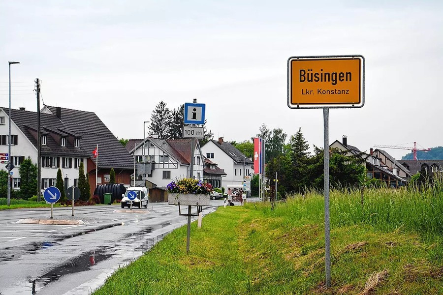 Hầu hết cư dân Büsingen làm việc cho Thụy Sĩ ở các thị trấn gần đó và được trả bằng đồng franc Thụy Sĩ. Theo Bodenseewes.