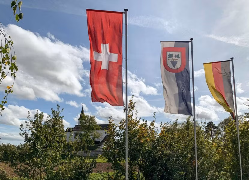 Ngay cả điện mà họ dùng cũng đến từ Thụy Sĩ. Theo Bodenseewes.