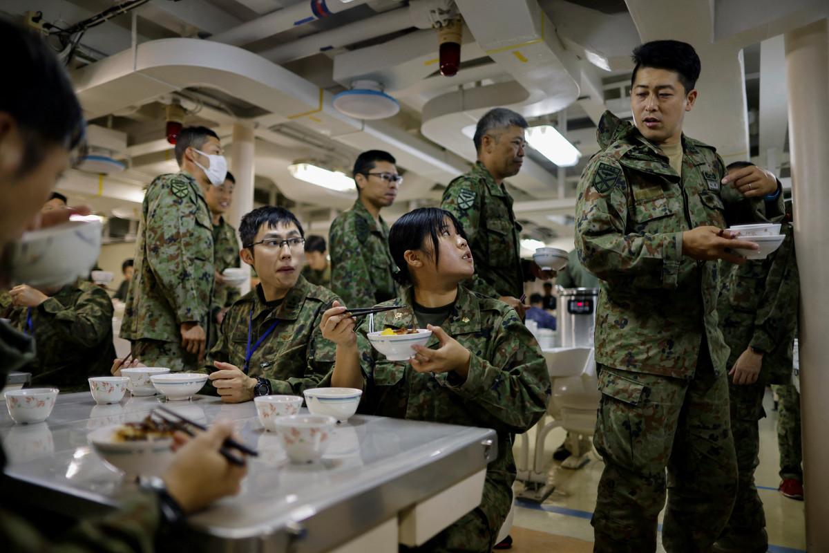 Những người lính thuộc đơn vị thủy quân lục chiến Nhật Bản tại phòng ăn trên tàu JS Osumi ở vùng biển gần Okinawa.