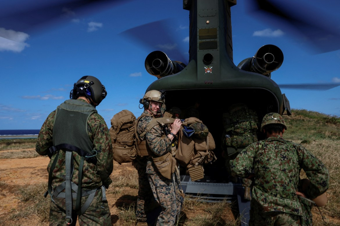  Trong ảnh, lính thủy quân lục chiến Mỹ lên trực thăng CH-47 cùng binh sĩ ARDB sau cuộc tập trận quân sự trên đảo Irisuna. 