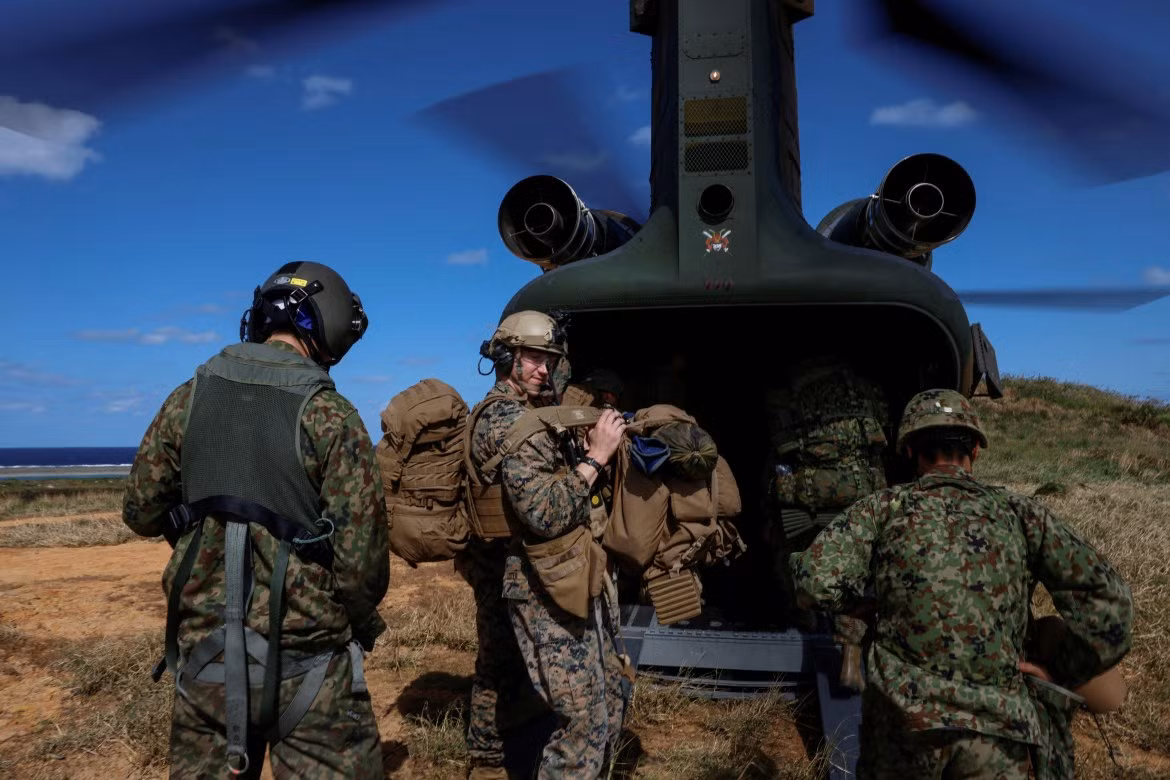  Trong ảnh, lính thủy quân lục chiến Mỹ lên trực thăng CH-47 cùng binh sĩ ARDB sau cuộc tập trận quân sự trên đảo Irisuna. 