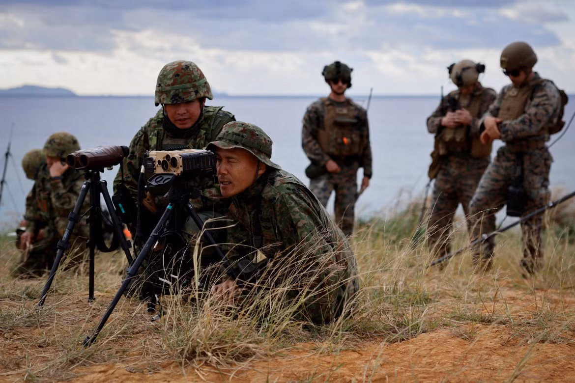  Chỉ huy Shingo Nashinoki, 50 tuổi, và các binh sĩ ARDB tham gia một cuộc tập trận quân sự với sự quan sát của thủy quân lục chiến Mỹ, trên đảo Irisuna không có người ở gần Okinawa. 
