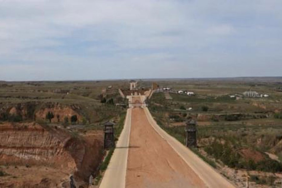 Ngoài ra, lớp nền đất của con đường này có độ dày đạt từ 20 đến 30 cm và được nén rất chặt, có thể cách ly độ ẩm và oxy ở mức độ lớn