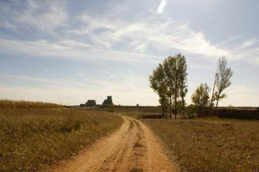 Họ dùng đất được nung qua lửa trước khi đem trộn cùng muối và kiềm, để tạo nên hỗn hợp đặc biệt, cứng và bên như bê tông hiện nay