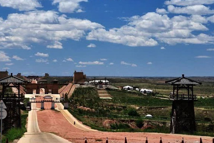 Mặt đường ở nơi rộng nhất khoảng 100m, trung bình rộng 20m, trục đường chính có thể xếp 12 xe tải lớn đi một lúc