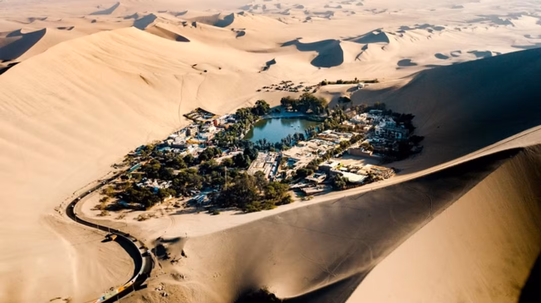  Nằm cách thành phố biển Ica 4 km, ốc đảo Huacachina hiện ra như một chốn siêu thực chỉ có trong phim. Theo truyền thuyết cổ, Huacay China, một cô gái xinh đẹp trong vùng, đang tắm tiên dưới hồ nước thì bị một chàng thợ săn trẻ phát hiện. Nàng Huacay bỏ chạy khi thấy bóng người lạ trong tấm gương soi. Gương vỡ tan biến thành đầm phá, vạt áo dài bung bay, rớt lại phía sau hóa những đụn cát khổng lồ bao quanh.